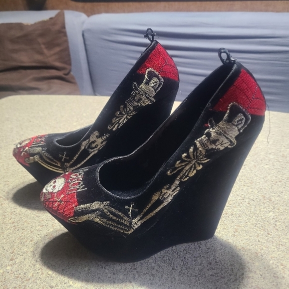 Too Fast Red and Black Skull Wedges - Picture 2 of 7